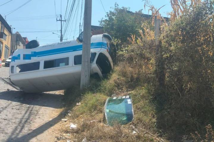 Vuelca combi en Zitácuaro