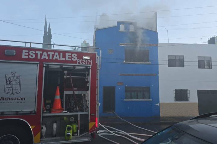 Vecinos reportan incendio en vivienda de la colonia Obrera, en Morelia