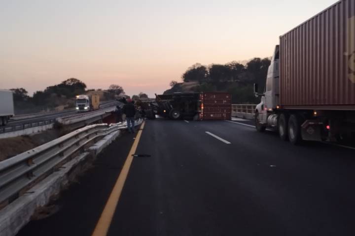 Muere conductor tras volcadura de camión de carga en la Autopista de Occidente, a la altura de Maravatío