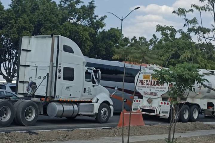 Bloqueo de normalistas perjudica el tránsito en la zona del Distribuidor Vial Salida a Pátzcuaro