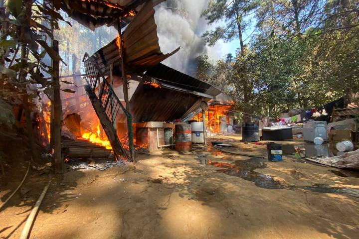 Incendio arrasa con una vivienda en la colonia Buenos Aires de Uruapan