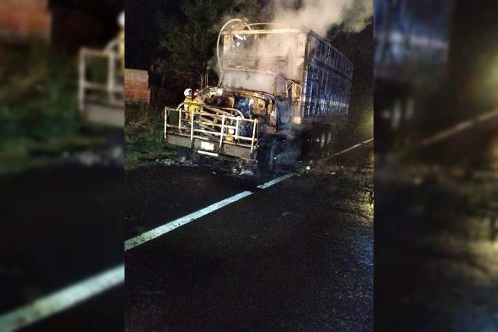 Sujetos incendian camión torton en la Pátzcuaro-Opopeo