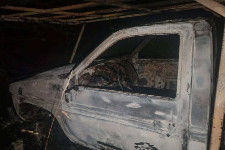 Delincuentes queman vehículos en la libre Pátzcuaro-Uruapan