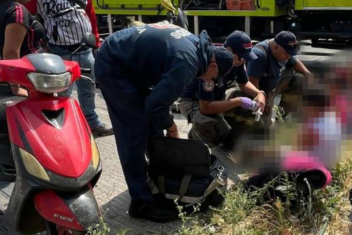 Accidente de moto deja 3 menores y una mujer lesionados; Bomberos Morelia los auxilian
