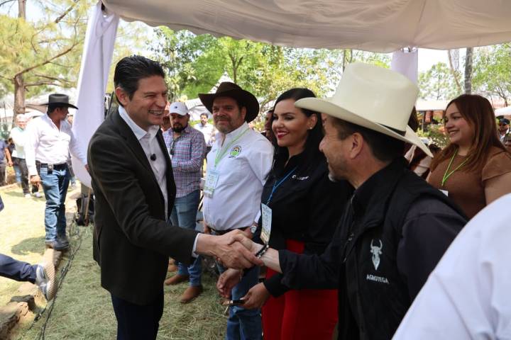 Tiende la mano Alfonso Martínez a productores michoacanos