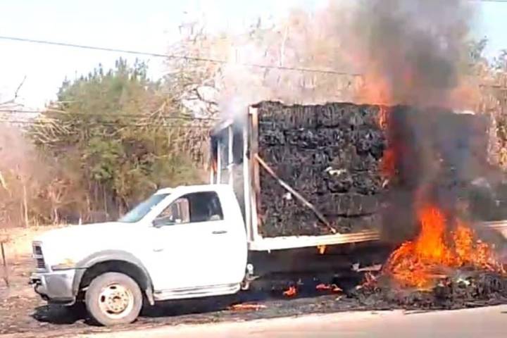 Se incendia camioneta en la carretera Huetamo-San Lucas