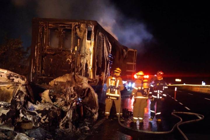 Arde tractocamión en la autopista Siglo XXI, dentro del municipio de Salvador Escalante