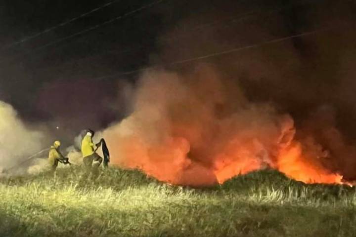 Bomberos Morelia sofocan incendio de pastizal en la colonia Jardines de Santiaguito