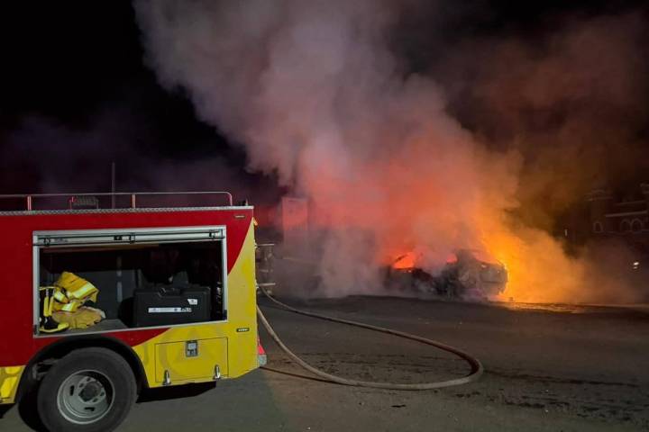 Se incendia vehículo en la carretera Huetamo-Churumuco