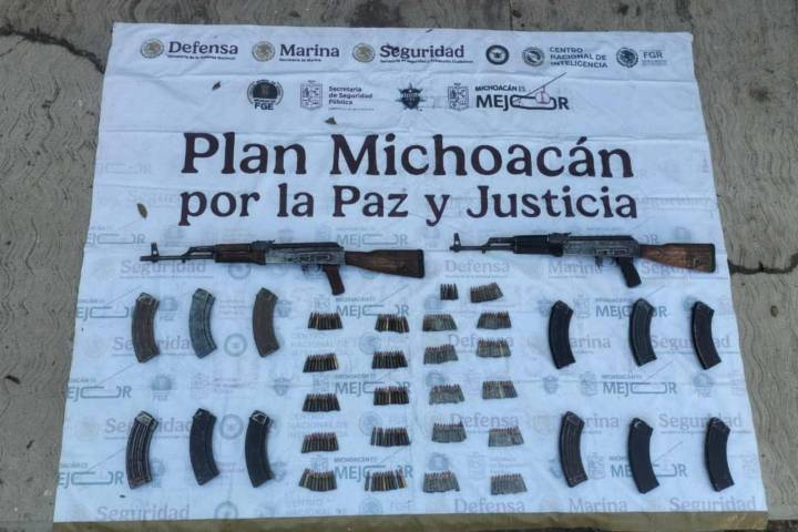 Aseguran camioneta robada con arsenal tras operativo en Acahuato, Apatzingán