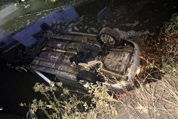 Automovilista cae a canal de aguas negras en el Libramiento Sur de Morelia y resulta ileso
