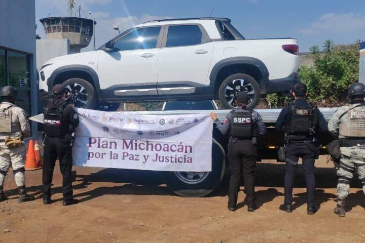 Recuperan en Uruapan camioneta con reporte de robo; estaba abandonada en la colonia Riyitos