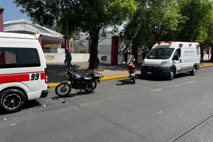 Repartidor de pizza resulta lesionado tras choque de motocicleta frente al Venustiano en Morelia