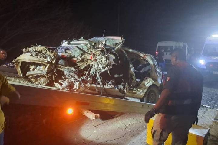 Choque entre tractocamión y auto deja 2 muertos en la Huetamo-Ciudad Altamirano