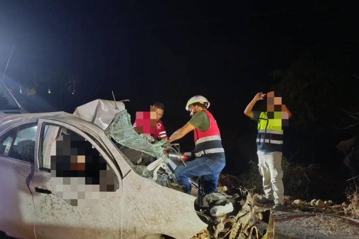 Choque entre tractocamión y auto deja 2 muertos en la Huetamo-Ciudad Altamirano