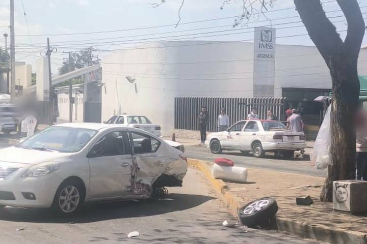 Se registra choque entre dos vehículos frente al Hospital IMSS Camelinas, al sur de Morelia