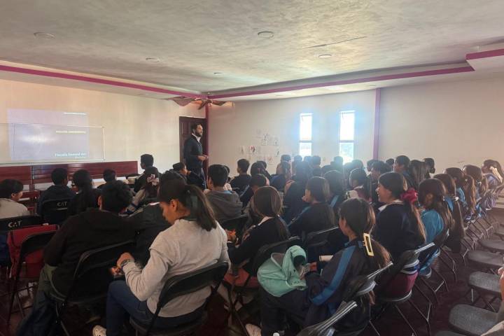 Imparte FGE ponencia denominada "Uso seguro de redes sociales" en Chilchota y Cherán