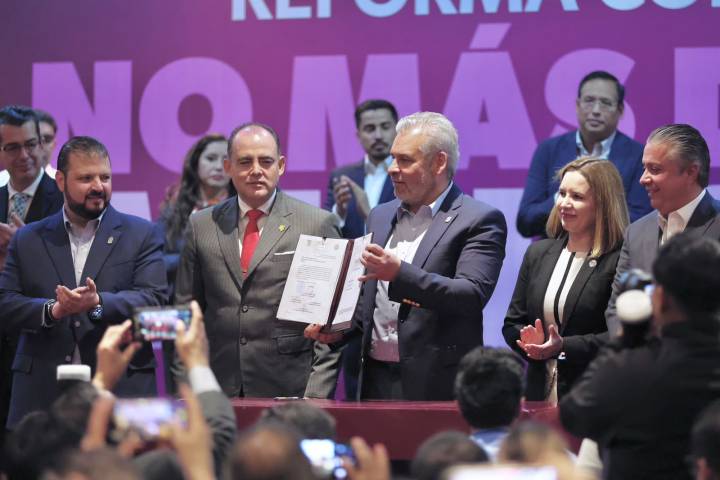 Bedolla firma decreto histórico que pone fin a la herencia de deudas en Michoacán
