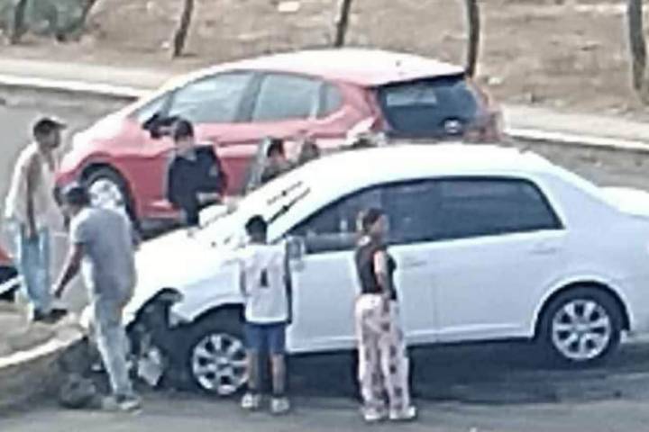 Ocurre choque entre dos vehículos al sur de Morelia