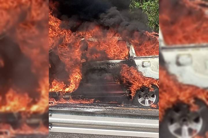 Camioneta se incendia sobre la autopista Siglo XXI