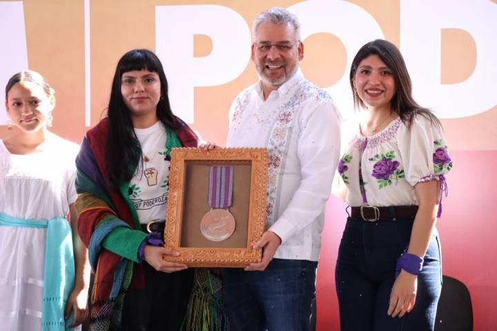 Jennifer, la científica que enseña a las niñas a tocar las estrellas, recibió la Presea Eréndira