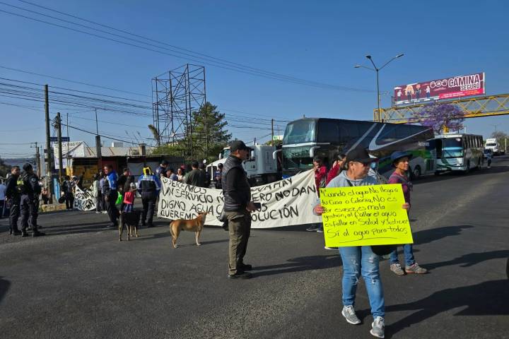 Vecinos de La Esperanza y Ciudad Jardín bloquean avenida Madero Poniente por irregular suministro de agua