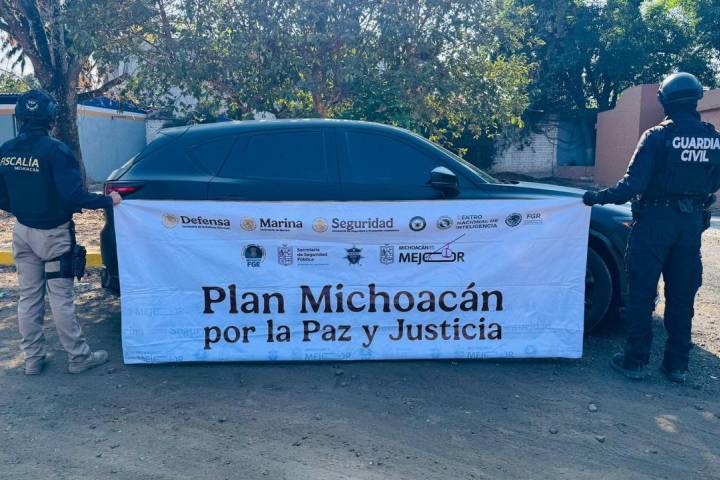Ejecuta FGE 5 cateos; hay 3 detenidos, droga, armas y vehículos asegurados