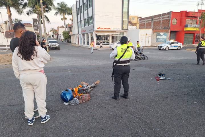 Motociclista herido tras choque contra auto, en el Paseo de la Revolución de Uruapan