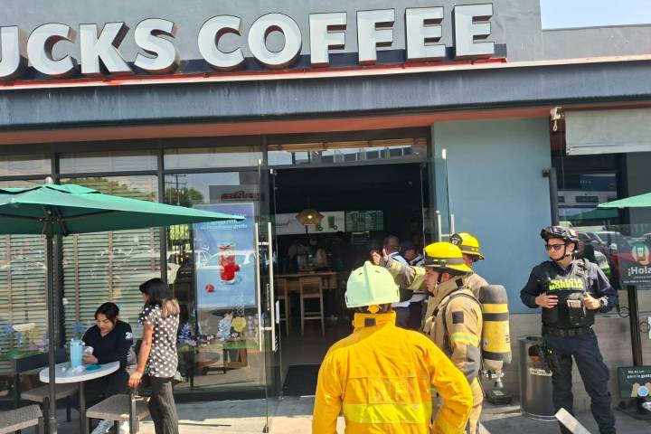 Reporte de conato de incendio en Starbucks de La Huerta moviliza a bomberos estatales, en Morelia