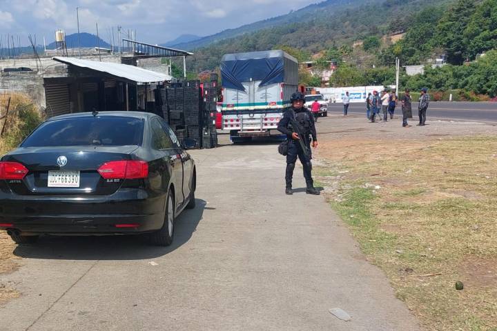 Criminales matan a dos jovencitas a bordo de un vehículo, en Tingambato