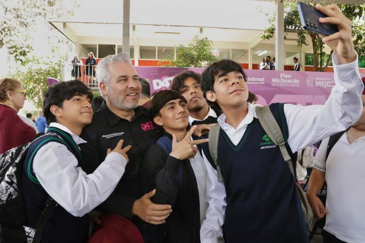 Entrega Bedolla más de 8 mil 500 chips del Programa D4TA a estudiantes de Conalep