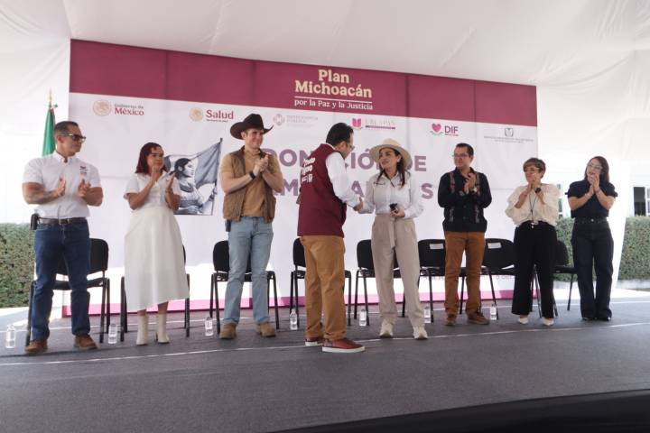 Entrega IMSS ambulancias a Ayuntamiento  de Uruapan