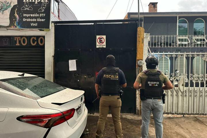 Caen seis presuntos narcomenudistas tras dos cateos en Morelia; FGE asegura 887. 5 dosis de droga