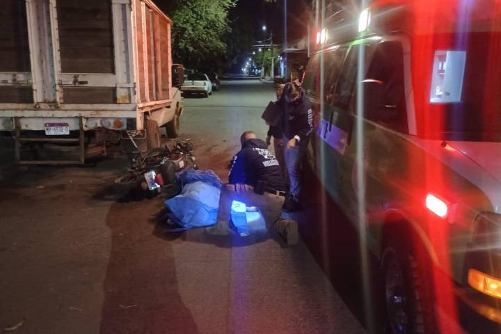 Motociclista muere tras chocar contra camioneta estacionada