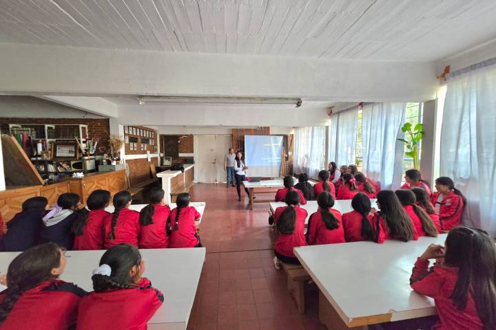 Promueve FGE el uso seguro de redes sociales entre estudiantes de secundaria en Morelia