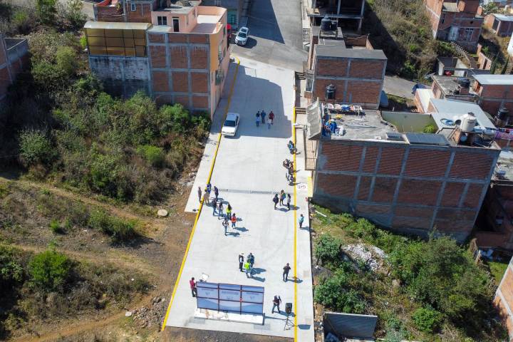 Entrega Alma Mireya González obra integral que mejora servicios y vialidad en Cerro de la Rosa en Quiroga