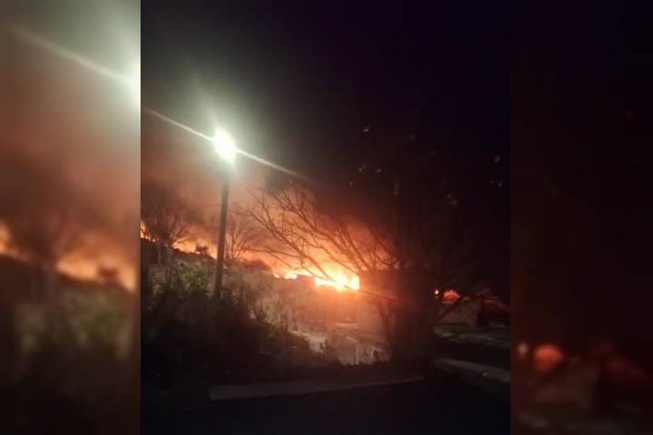 Incendio de pastizal se extiende a terrenos baldíos de la colonia El Resplandor, en Morelia