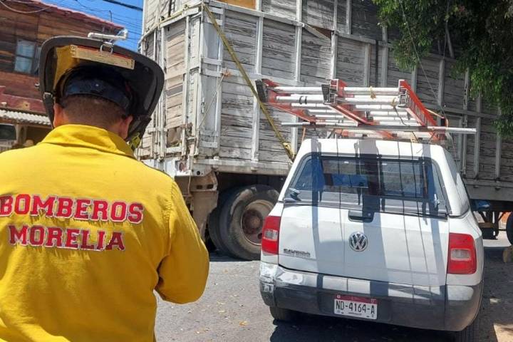 Camión se atora en cableado eléctrico y provoca cortocircuito en Colinas del Sur, Morelia