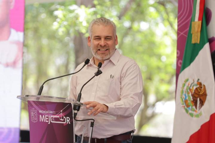 Bedolla entrega tarjetas SIM y chips de D4TA, datos gratis a estudiantes del Tec de Huetamo