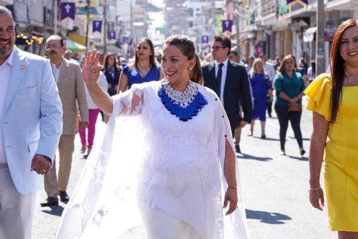 Color y alegría llenan las calles de Quiroga con el desfile de primavera, encabezado por la alcaldesa Alma Mireya González