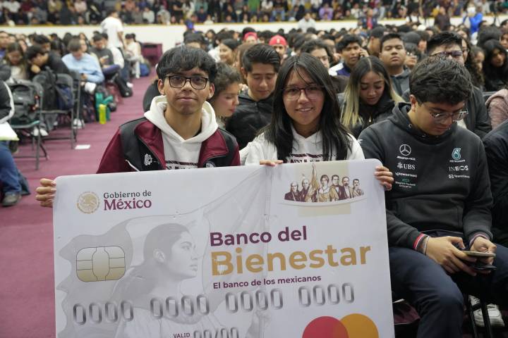Primer depósito de la Beca Gertrudis Bocanegra ya está en tu cuenta; 1,900 pesos para tu transporte