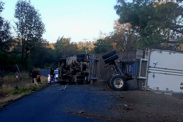 Tráiler vuelca en la carretera Uruapan - Paracho; el chofer queda herido