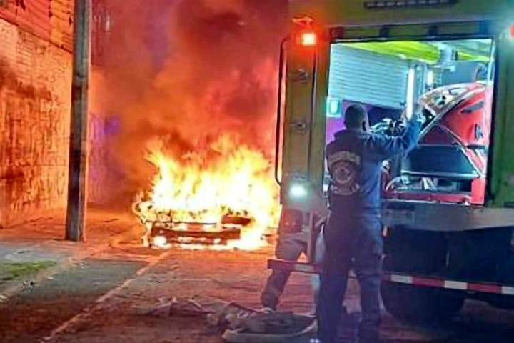 Arde en llamas auto abandonado en Prados Verdes de Morelia