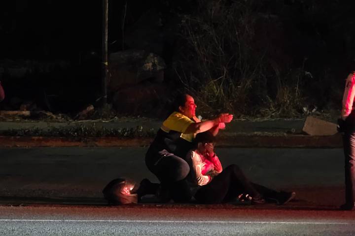 Moto es impactada por auto en la Madero Poniente de Morelia; pareja queda herida