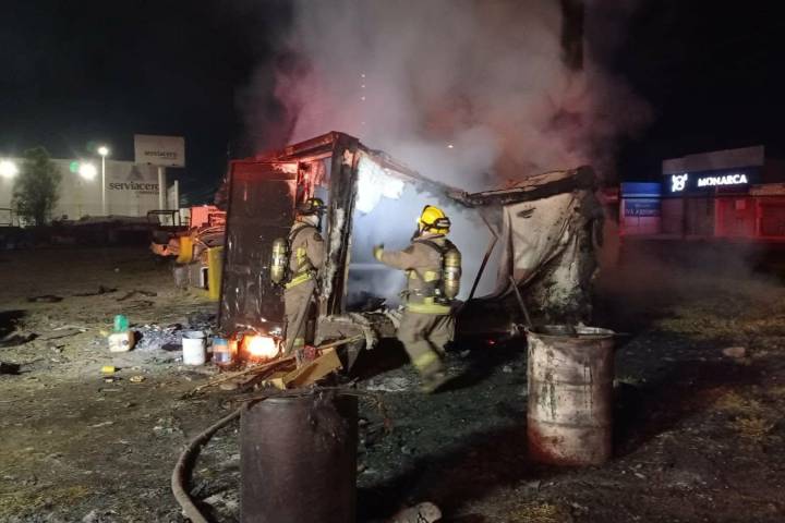 Bomberos Morelia sofocan incendio de dos cajas secas usadas como refugio por un vigilante