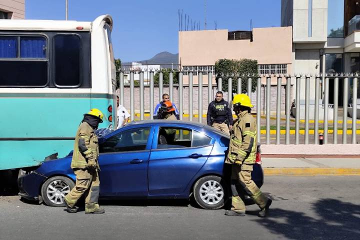Auto choca contra retaguardia de camión de pasajeros en Calzada La Huerta, Morelia