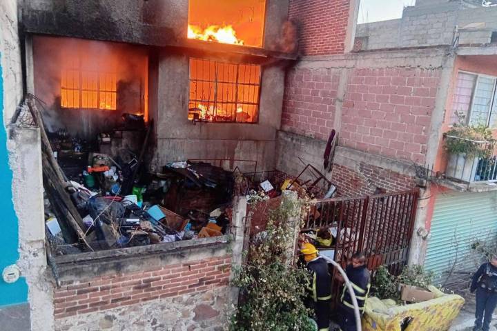 Arde domicilio en la colonia Las Palmas, Zitácuaro