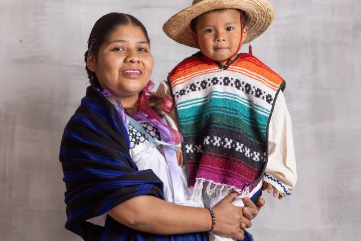 Tianguis Artesanal de Domingo de Ramos se viste de tradición con la Muestra de Indumentaria