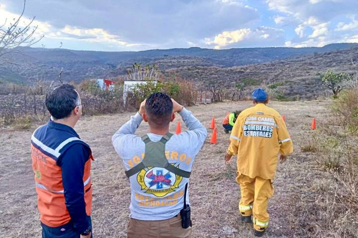 Rescatistas realizan operativo para localizar a adolescente extraviado en zona serrana de Huandacareo