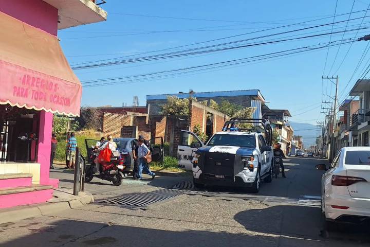 Choque de patrulla de la Policía Municipal y auto deja mujer lesionada, al oriente de Uruapan